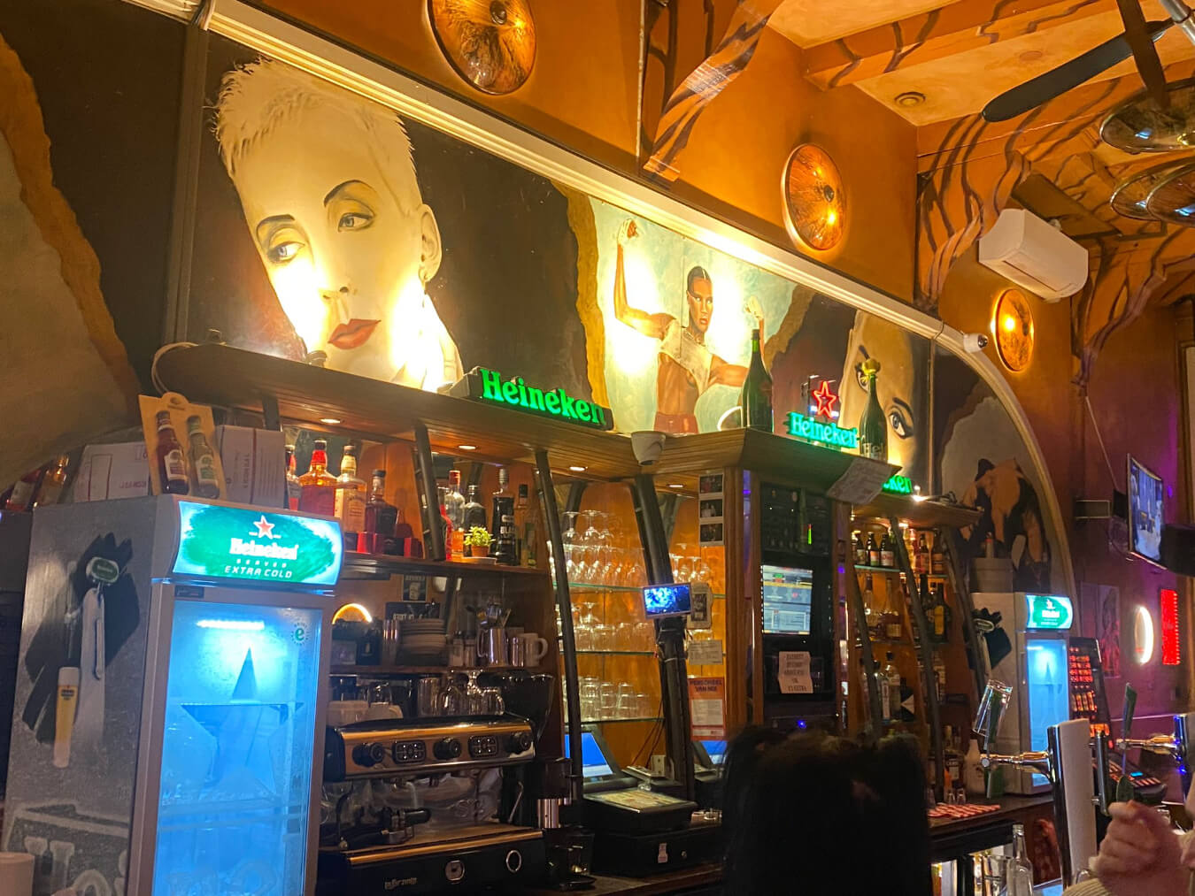 BlackTigerBar, Drinks, lunch, dinner, pool table & tv